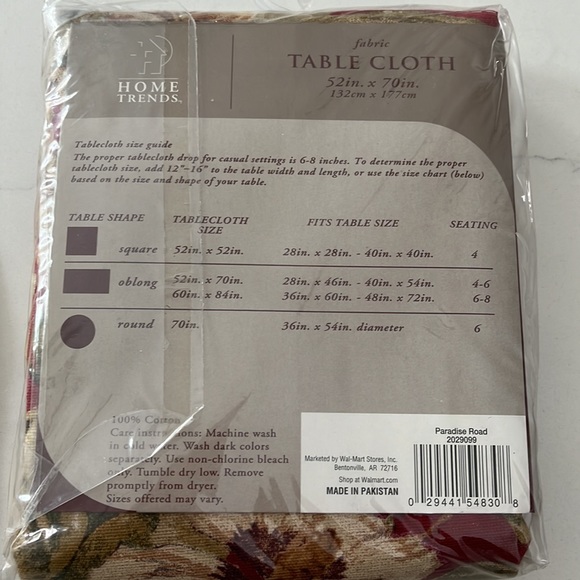 4 placemats and fabric tablecloth - Picture 3 of 4